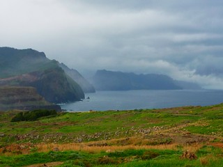 Wetter zieht auf über der Nordküste Madeiras bei Machico und Canical