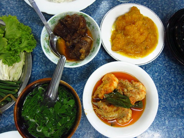 The Best of the Oily Buffets (Aung Thukha, Yangon)