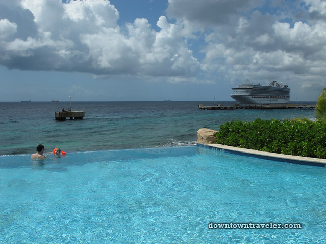 Renaissance Curacao Hotel_Infinity Pool Family Swimming
