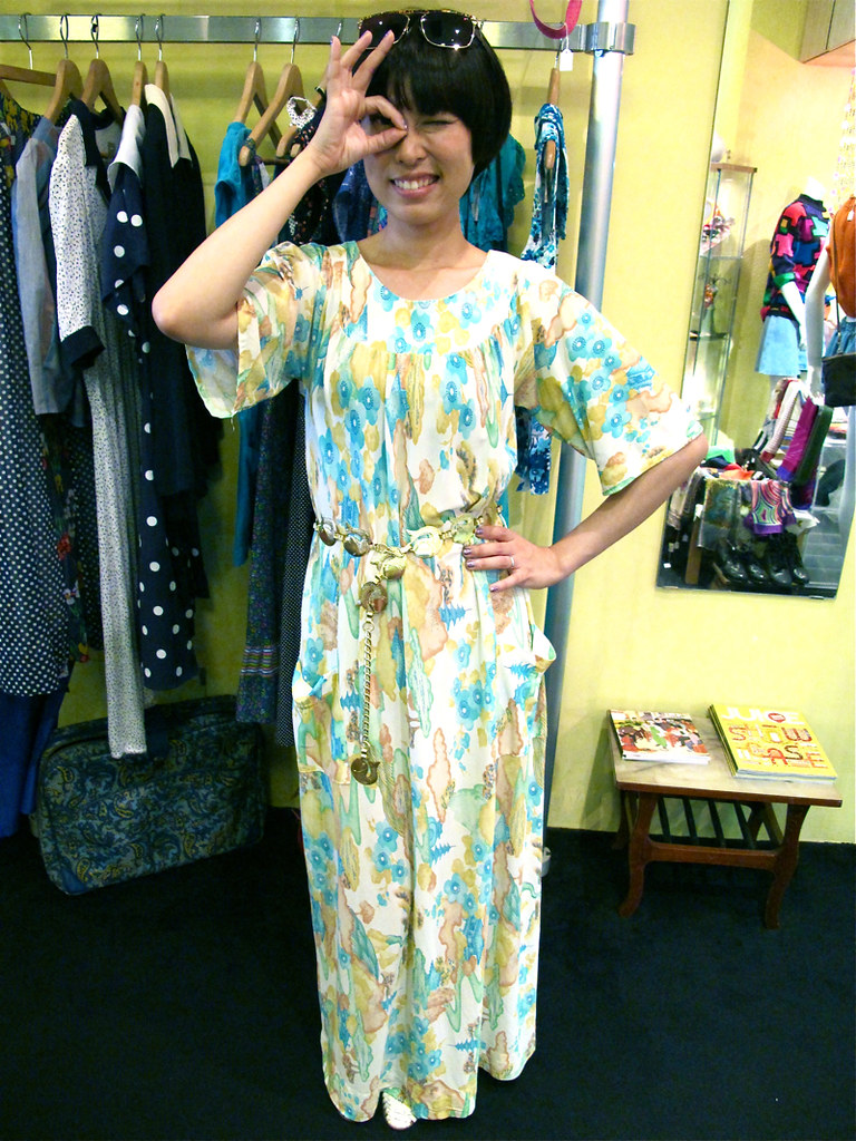 X-Wen wears a super-comfy 1960s maxi printed lounge dress, paired with a 1960s ah-go-go fish link belt. Kawaii-neh!