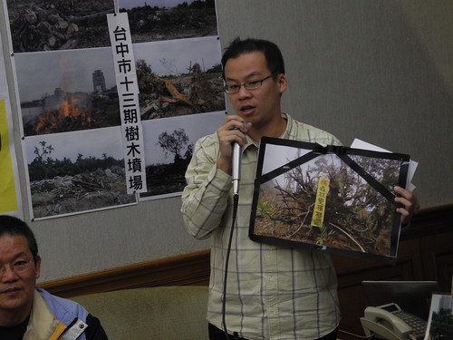 地球公民基金會花東辦公室主任蔡中岳指出，林務局對於山坡地超限利用之執行消極，導致原生林變成檳榔林。