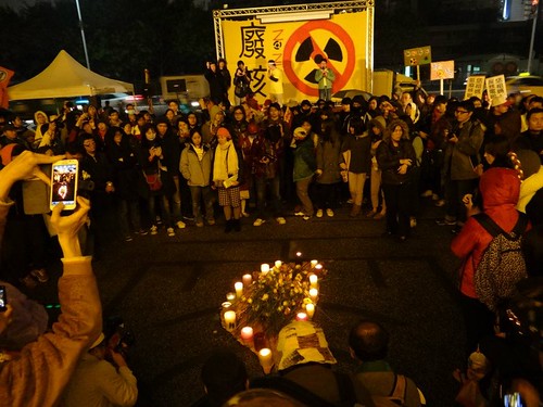福島核災周年 南台灣數百民眾參與 點蠟燭獻鮮花祈福(地球公民基金會提供)