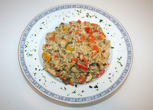 42 - Gemüse-Reispfanne mit Hähnchenbruststreifen / Vegetable rice stew with chicken breast stripes - Serviert