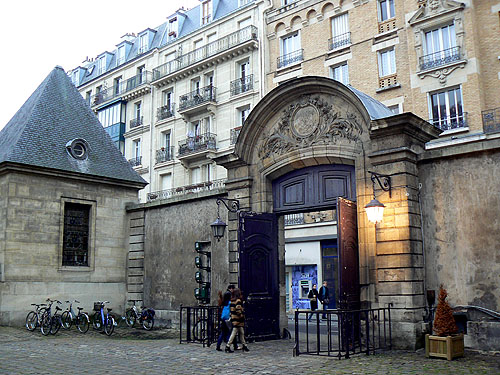 cour bibliothèque historique de Paris.jpg