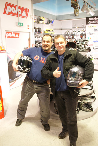 Damniel und Carlo mit ihren neuen Helmen