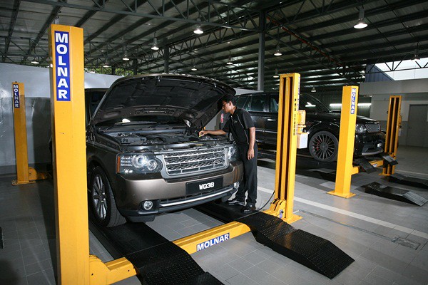 The new Land Rover Flagship Facility's service centre has 15 bays equipped with hoists