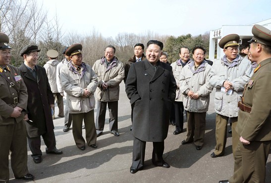 Лидер Ким Чен Ын на опасном участке фронта, откуда виднелись близко ненавистные физиономии врагов