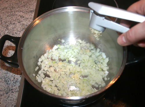 21 - Knoblauch dazu pressen / Squeeze garlic