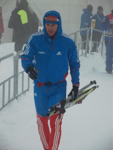 Jeden z biegaczy narciarskich