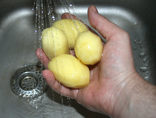 10 - Kartoffeln waschen / Wash potatoes