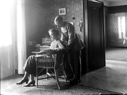 Femme et son mari lisant dans leur salon, Allemagne by Bibliothèque de Toulouse