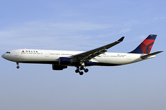 Delta A330-323X N820NW BCN 19/08/2011