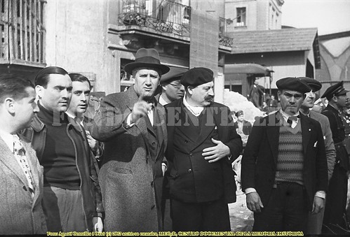 Barcelona, daños de los bombardeos del 29 de mayo de 1937, Carles Pi Suñer visita víctimas bombardeo by Octavi Centelles
