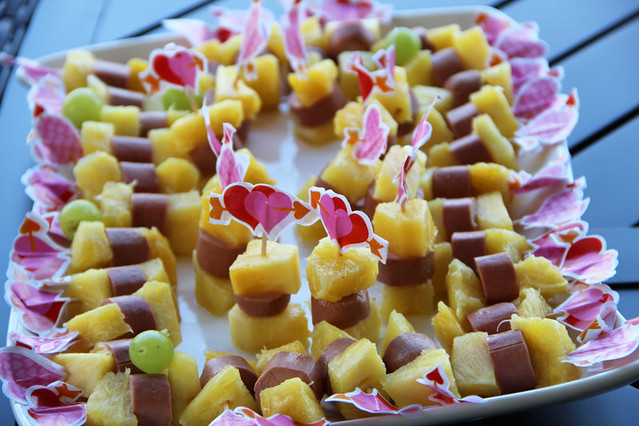 pineapple and hotdog shiskabobs - Pumkin