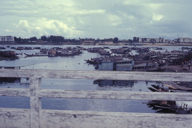 Hue 1966 - Junks at Hue - cầu Đông Ba