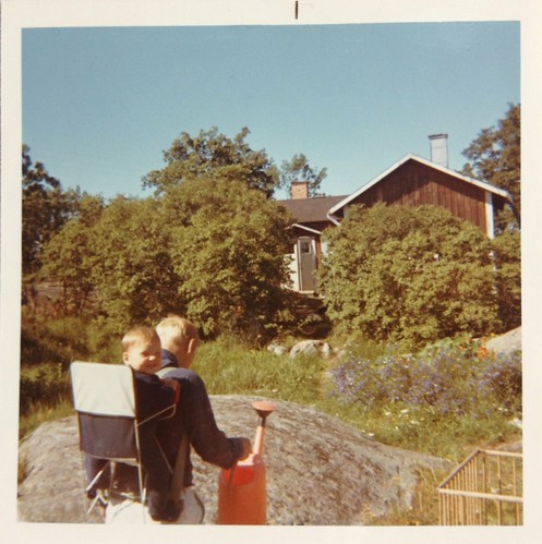 Pappa med mig i bärstol i Öregrund 1970