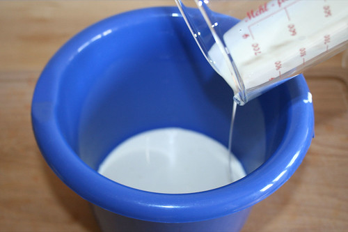 28 - Sojacreme in Schüssel geben / Add soja cream in bowl