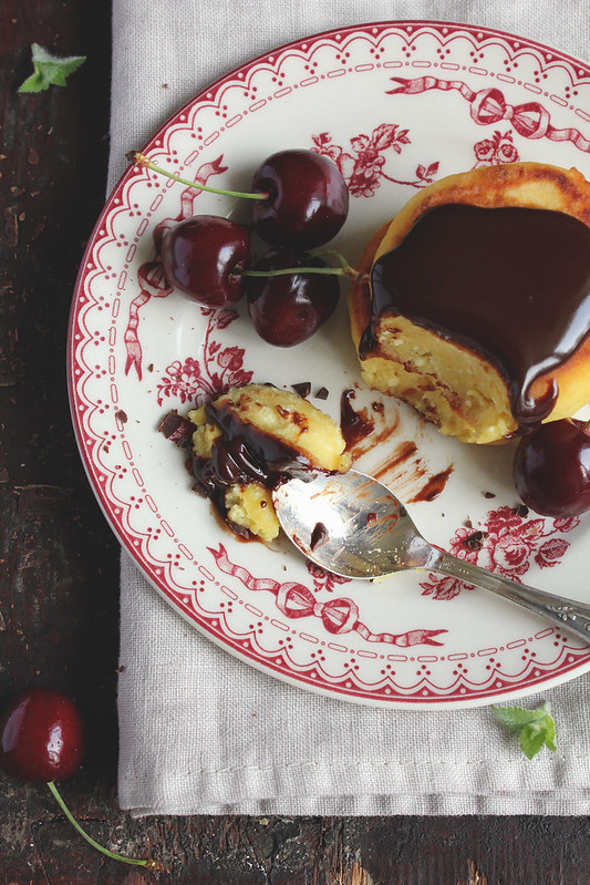 Ванильные сырники с шоколадным соусом и черешней Quark pancakes (syrniki) with sweet cherry and chocolate