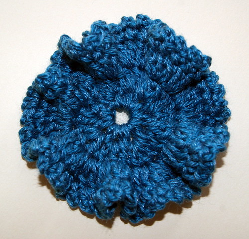 Ruffled crochet flower - free pattern by mysticmeems