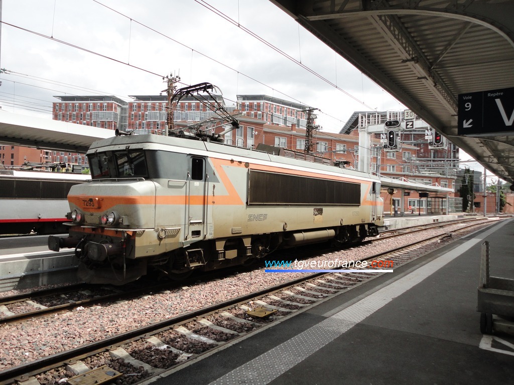 Une locomotive BB 7200 (la BB 7293 SNCF en livrée béton) manœuvrant en gare de Toulouse Matabiau