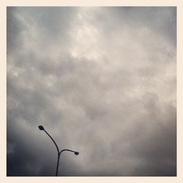 天空是灰色的,如同我最近的心情