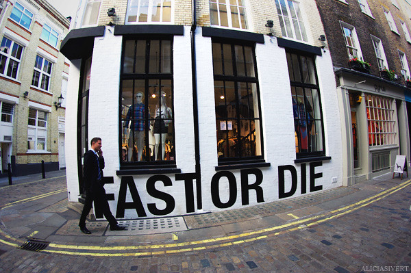 aliciasivert, alicia sivertsson, london, england, Carnaby street, fast or die, wall painting, town, city, house, building, byggnad, stad, hus, väggmålning