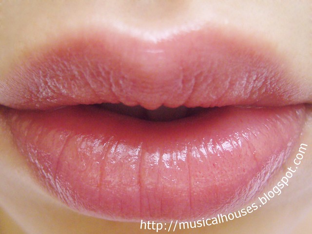 apivita lip care blackcurrant swatch lip