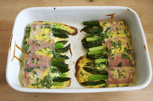 30 - Grüner Spargel im Schinken-Kartoffel-Mantel / Green asparagus in a coat of ham & potatoes - Fertig gebacken