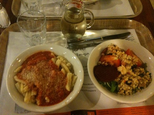 Dinner at Brek Ristorante: Pasta al Pomodoro, Insalata di Tutto, y una caraffa de vino bianco della casa