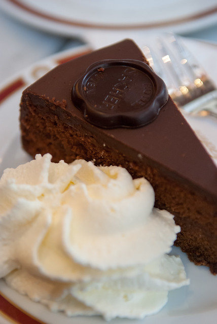 每塊蛋糕上都附上一片印有 Sacher 標誌的巧克力，是嫌不夠甜嗎？