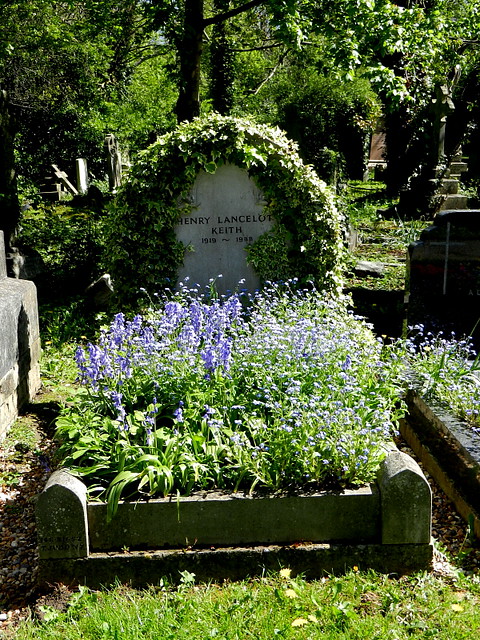 Highgate Cemetery_25