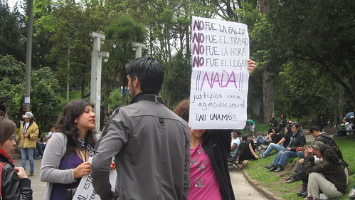 Le texte espagnol sur cette bannière signifie: 'Ce n'était ni la jupe, ni l'alcool, l'heure ou l'endroit. Rien ne justifie une agression sexuelle! Pas une de plus!'