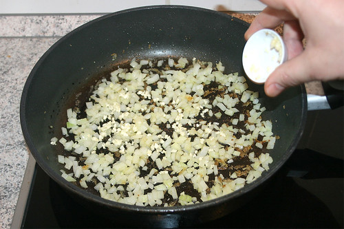 22 - Knoblauch hinzugeben / Add garlic
