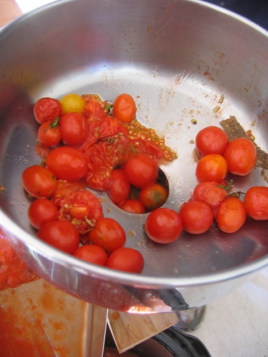 Processing tomatoes for bottling
