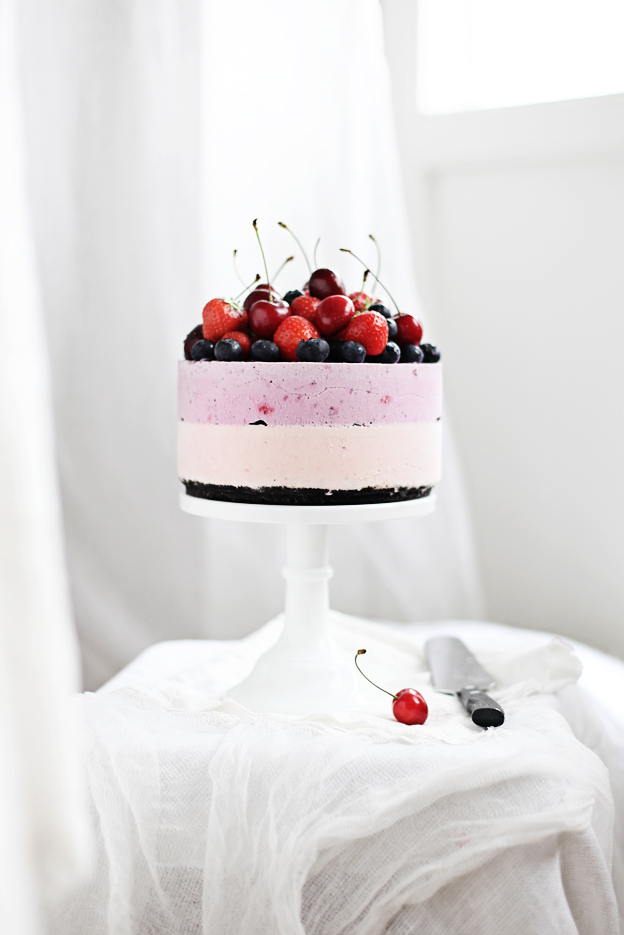 No-bake berry cheesecake in addition to a graduation cake