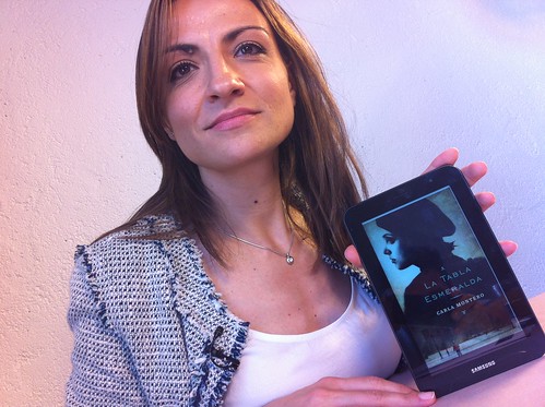 Carla Montero con su IBOOK La tabla Esmeralda en LaVisita desde Larruzz by LaVisitaComunicacion