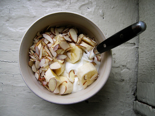 greek yogurt with banana and sliced almonds