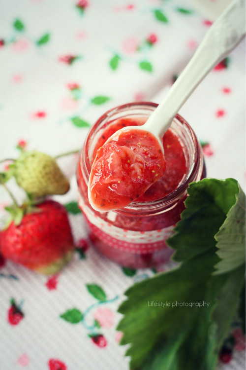 Raw strawberry-chia jam