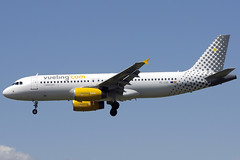 Vueling A320-232 EC-LQZ BCN 24/04/2012