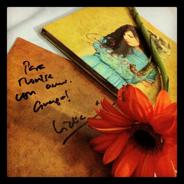 Que alguien como @lidiaguevara sepa tu nombre, te firme el disco y te regale una flor no tiene precio! Gracias artista! Gran noche!