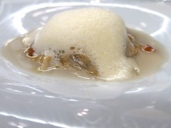 Lasaña de ostra en tartar con crema de tuétano y aire de yema