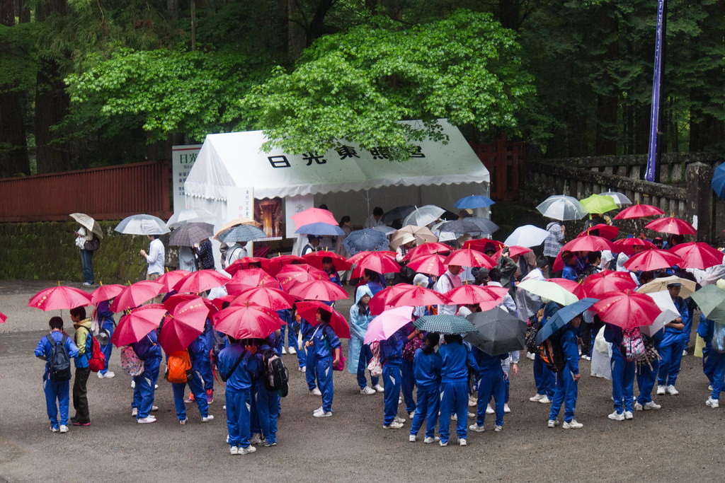 東照宮で傘をさす修学旅行の集団 2012/05/28 OMD80596