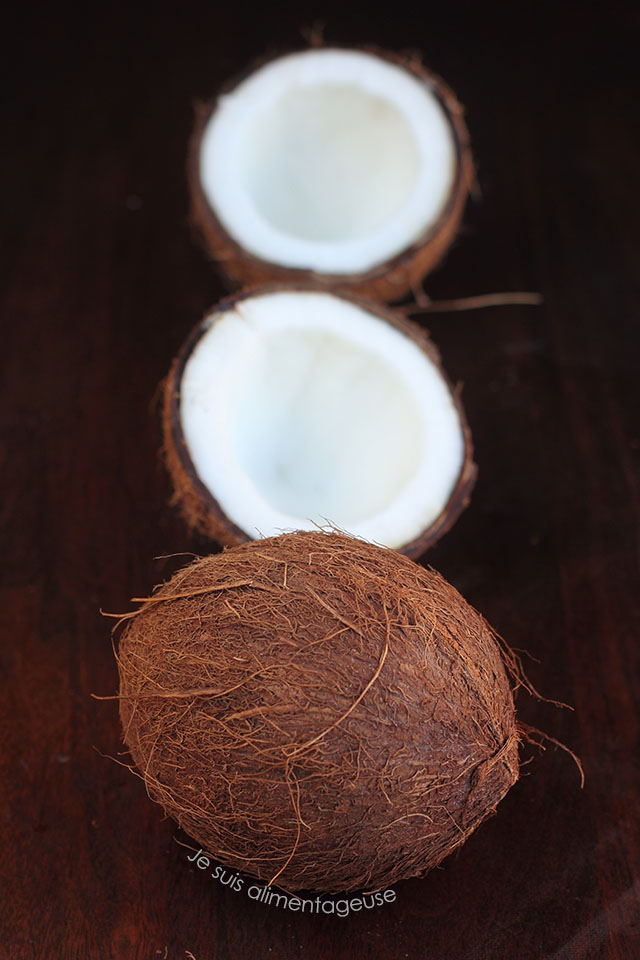 How to crack a coconut | Je suis alimentageuse | #DIY #coconut #vegan #glutenfree