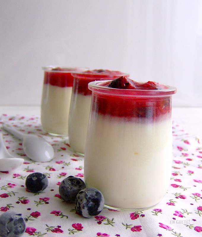 Mousse de yogur con ruibarbo