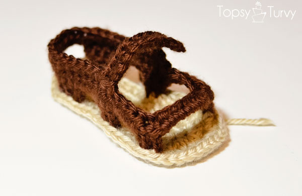crochet-baby-sandals-left-foot