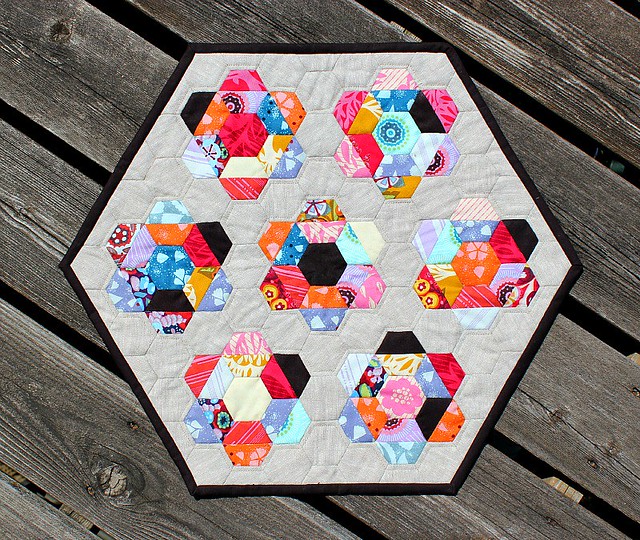 half square triangle + hexagon mini quilt.