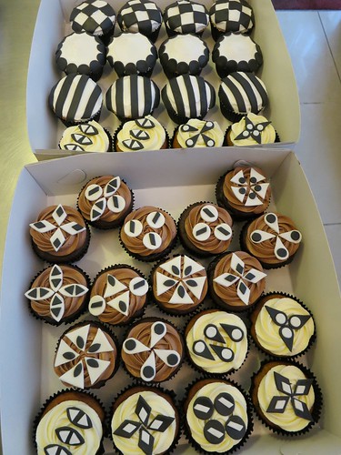 B&W cupcakes by CAKE Amsterdam - Cakes by ZOBOT