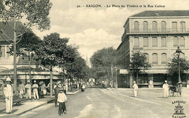 SAIGON - La place du Théâtre et la rue Catinat