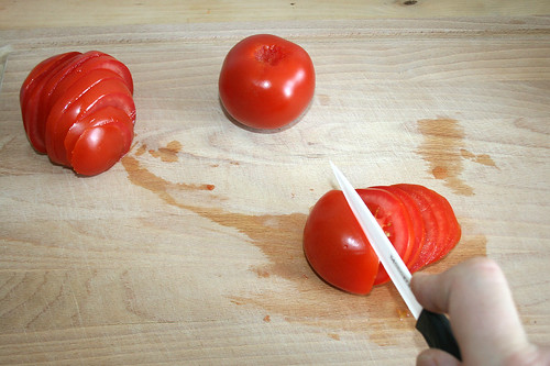 15 - In Scheiben schneiden / Cut tomatoes into slices
