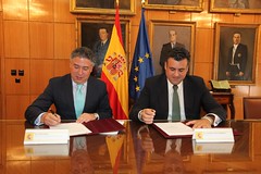 Tomás Burgos y José Manuel García Ballestero en el momento de la firma de la cesión